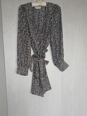 H&M Black and Cream Abstract Print Long-Sleeve dress